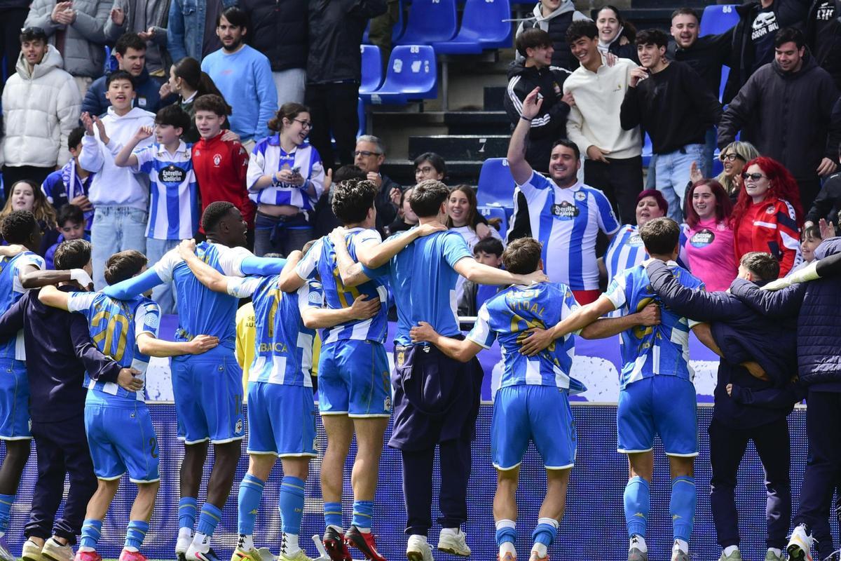 Victoria del Fabril: jugadores y afición celebran el 3-0 en Riazor Victoria del Fabril: jugadores y afición celebran el 3-0 en Riazor