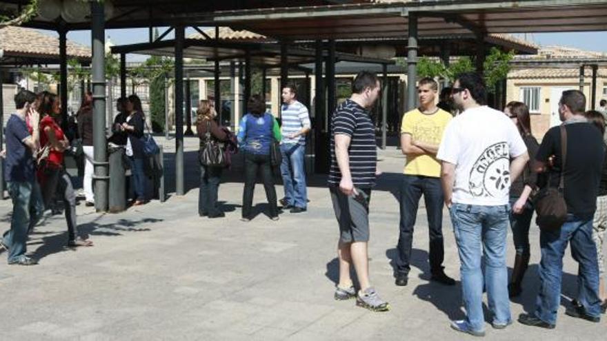 Los aspirantes a convalidar el título de Derecho esperaban en la plaza de la UCAM a que llegara la prueba de la materia de la que tenían que examinarse ayer