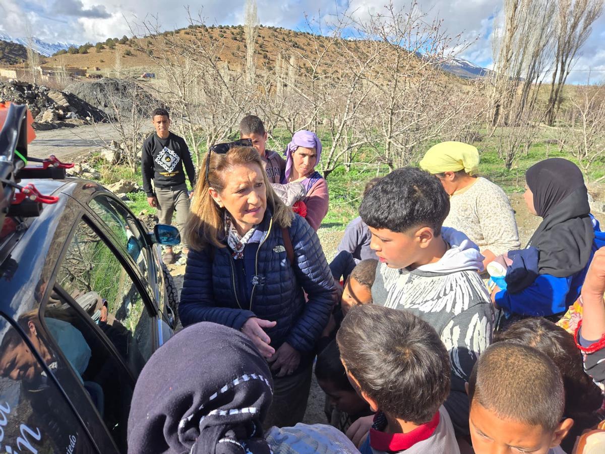 Marta Miranda en un momento del reparto de la ayuda en una aldea.