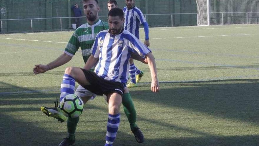 Un jugador del Bahía protege el balón en el partido de ayer. // S. Álvarez