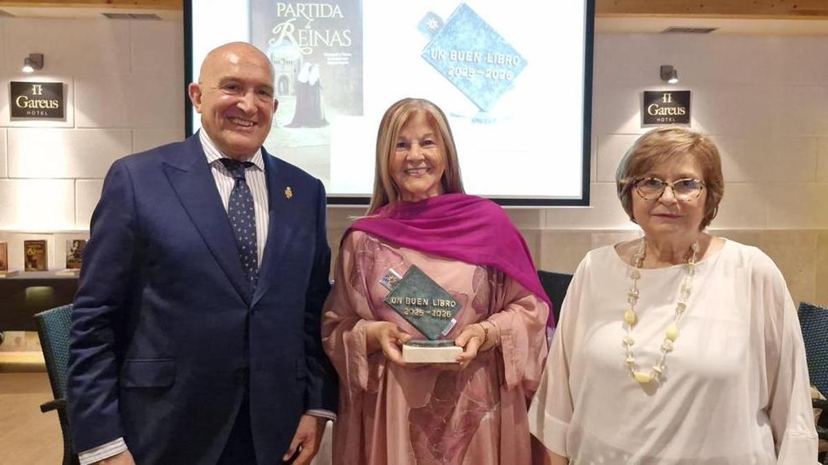 María Teresa Álvarez, en el centro, con José Julio Carnero, alcalde de Valladolid, y Paz Alonso, presidenta de la Asociación de Terturlias de Campo Grande.
