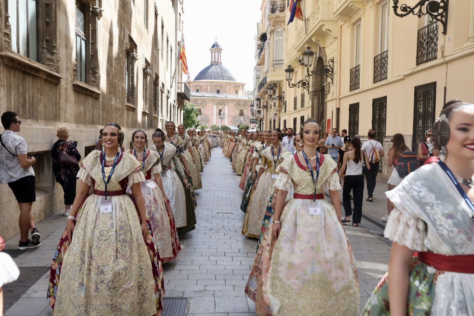 Baño de multitudes de las candidatas a Fallera Mayor de València 2025