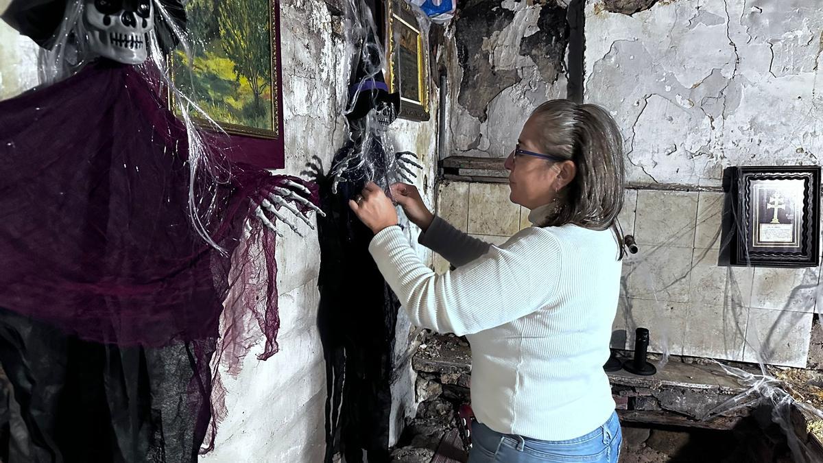 Grethel Sánchez coloca algunas de las decoraciones de la celebración de Samahín en Santa Cruz de Llanera.