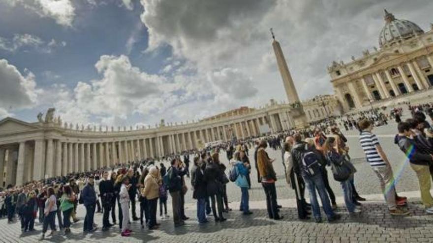 Turistas y peregrinos hacían cola ayer para acceder a la Basílica de San Pedro.  // Efe