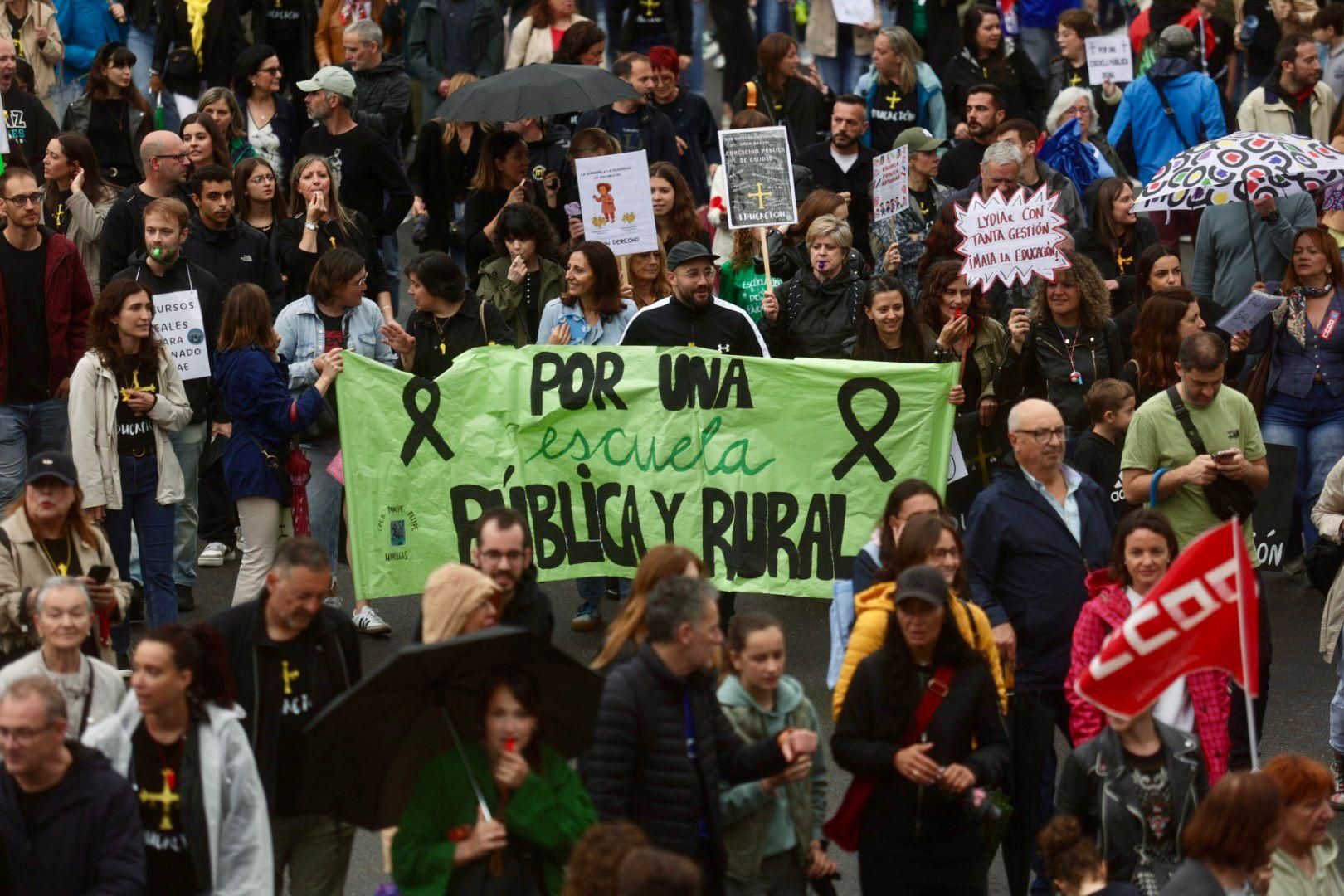 EN IMÁGENES: Así fue la gran manifestación de profesores por la enseñanza pública asturiana