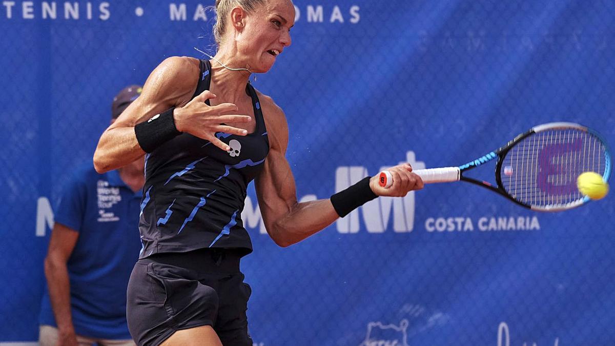 Arantxa Rus, la campeona del W60 Conde Jackson Maspalomas, ejecuta un golpe en la final de ayer. | | LP/DLP