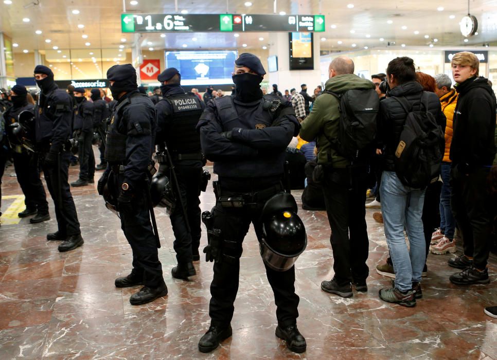 Protesta de los CDR en la estación de Sants