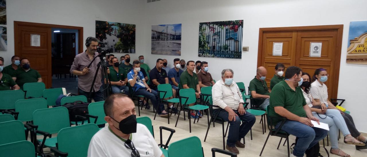 Trabajadores de LCG Fruit, en el pleno de la Corporación de Palma del Río.