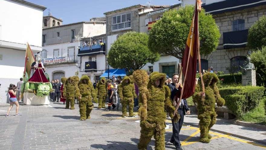 Los &quot;Hombres de Musgo&quot; recorren las calles de Béjar (Salamanca).