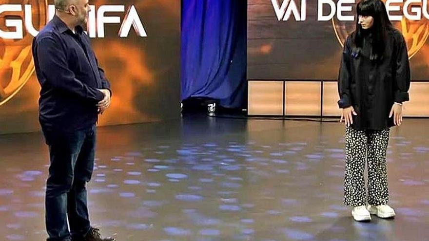 Nuria Penas regueifa con Mani Braga e, na foto inferior, Lorena Medelas improvisa canda Antelo.