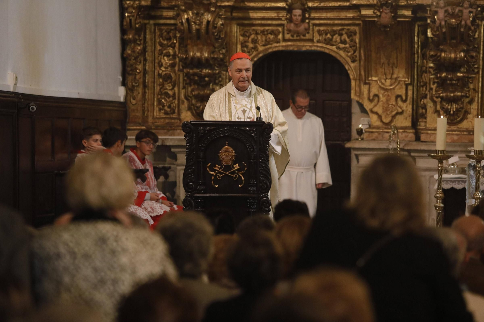 El cardenal Ángel Fernández Artime oficia la primera misa cardenalicia de Gozón en el día de Todos los Santos en la parroquia de Santa María de Luanco