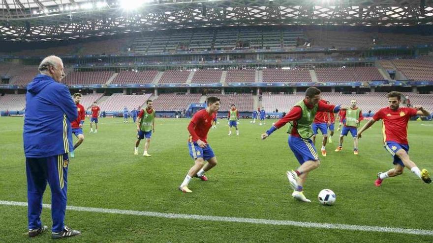 Entrenamiento de la selección ayer por la tarde en el escenario del partido.