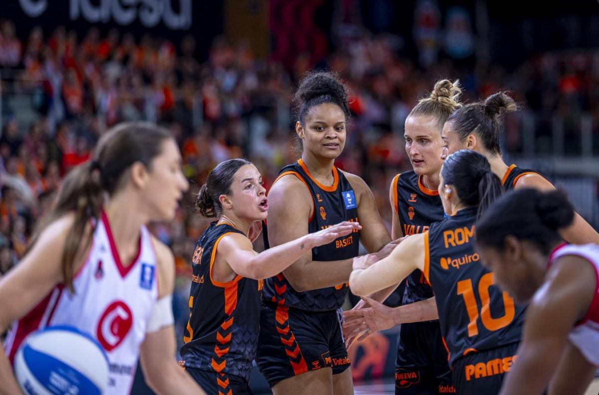 Las jugadoras taronja, en uno de sus mejores partidos de la temporada.