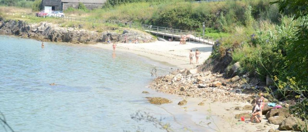 La playa O Cocho lleva cuatro meses cortada por un derrumbe entre disputas  de Concello y Puerto - Faro de Vigo