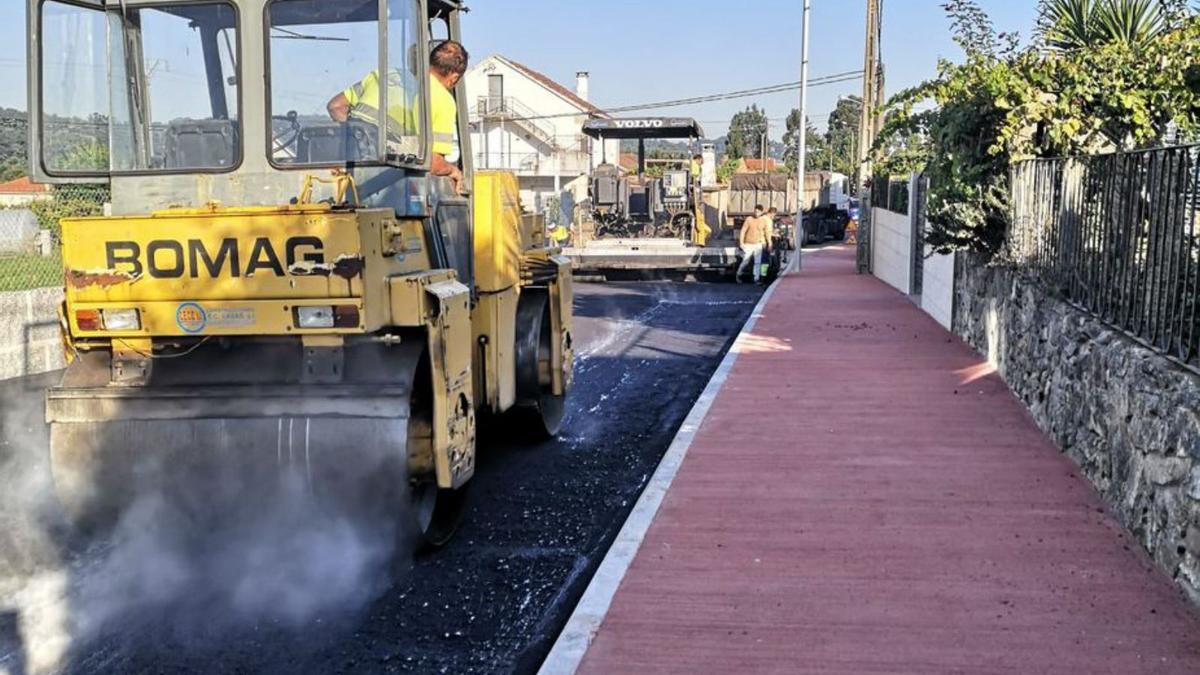 Pintado del asfalto del vial en la parroquia de Nantes.   | // FDV