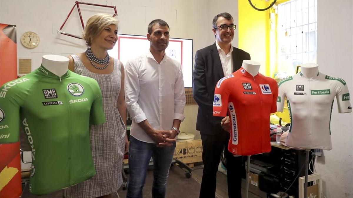 Óscar Pereiro, en el centro, en la presentación de las camisetas de la Vuelta 2017