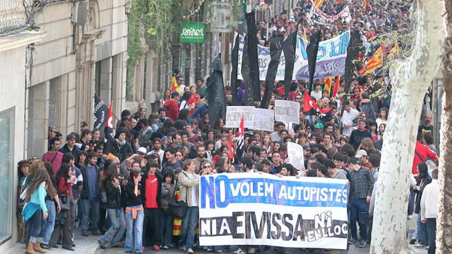 Imagen de una manifestación en Palma contra las autovías de Ibiza.
