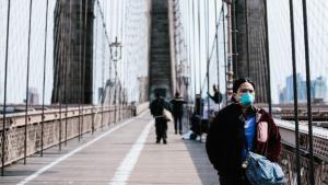 Personas con mascarilla por el coronavirus en Nueva York.