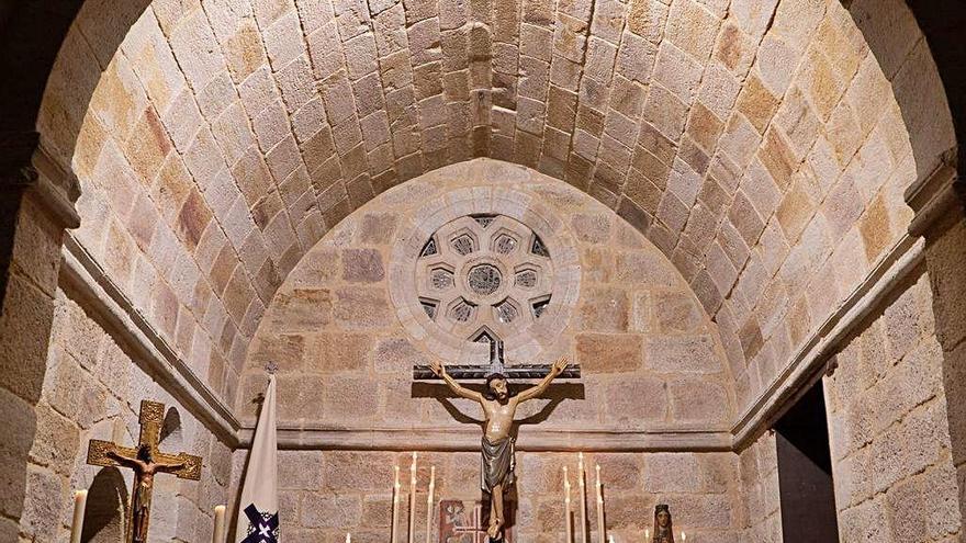 El capellán y el abad de la Hermandad Penitencial del Santísimo Cristo del Espíritu Santo durante el acto litúrgico del Viernes de Dolores.