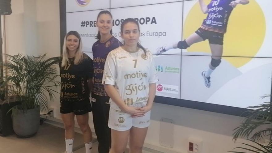 Por la izquierda, María González, Lucía Alonso y Marizza Faria, con las camisetas que lucirá en Europa el Motive.co. | LNE