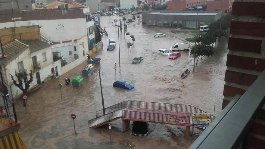 La rambla de Espinado a su paso por la pedanía del mismo nombre en la inundación que provocó el temporal del pasado mes de diciembre.