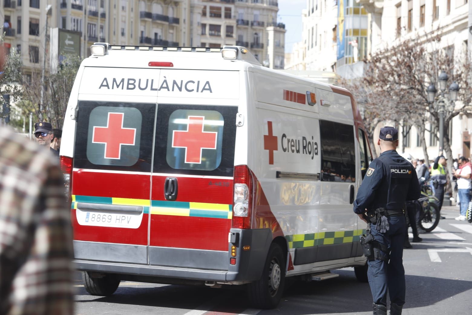 Alrededor de 20 personas resultan heridas en la mascletà al desviarse una carcasa