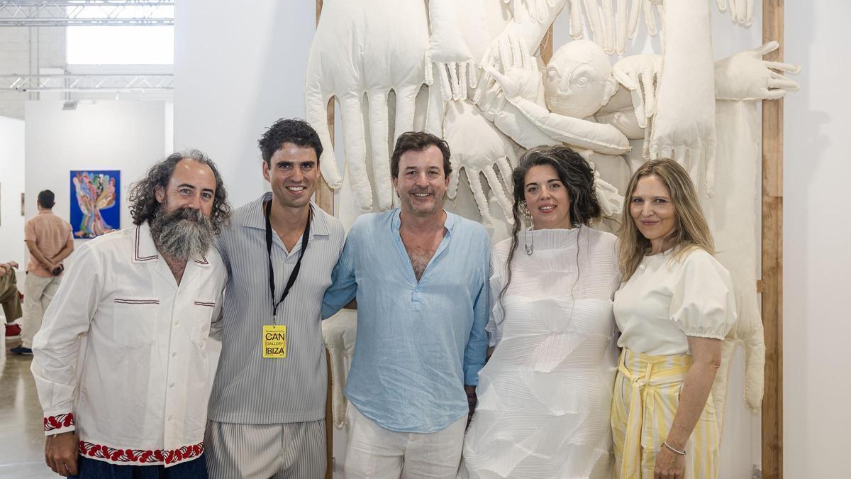 La artista Ela Fidalgo (vestida de blanco) junto a su obra.