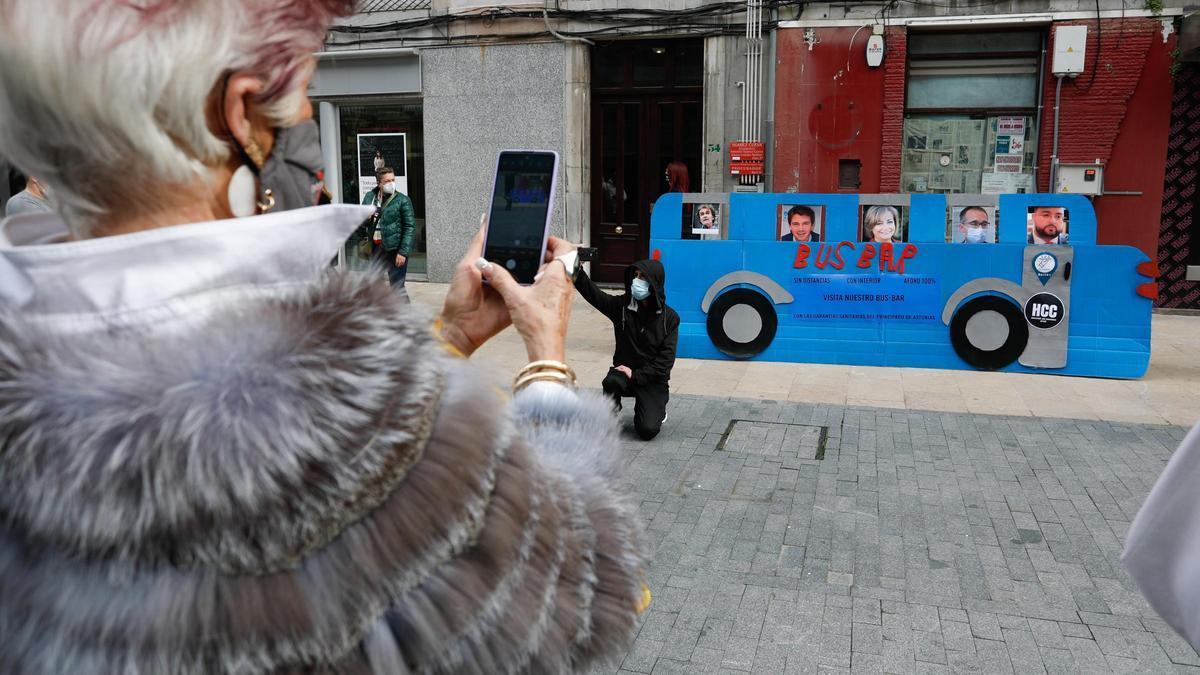 El bus-bar de la protesta hostelera en Avilés