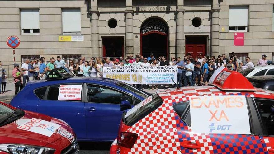 Protesta de profesores de autoescuelas este verano en Ourense por la huelga de examinadores de Tráfico.