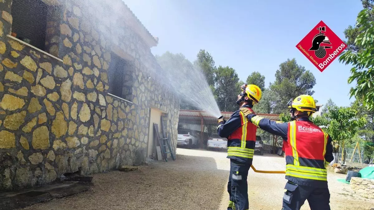 Simulacro de incendio forestal entre la Font Roja y Els Plans con helicóptero y dron incluidos a petición de los vecinos