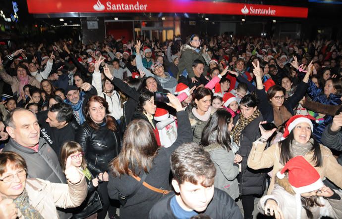 Cientos de vigueses se reúnen en la Farola de Príncipe para bailar "Can''t stop de feeling" de Justin Timberlake