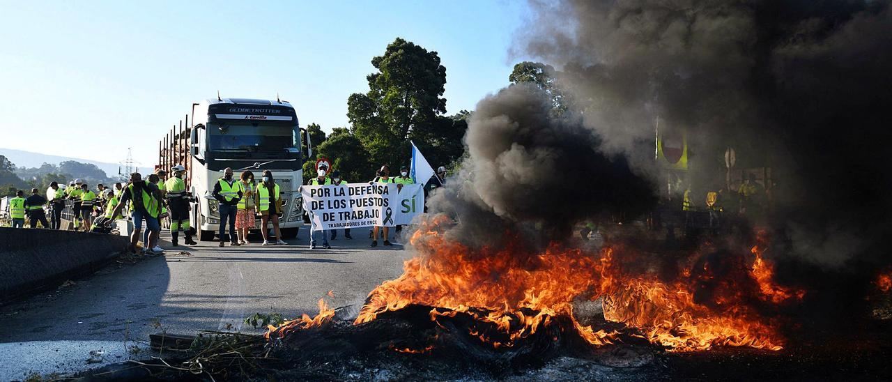 Los trabajadores cortaron las carreteras adyacentes a la fábrica con barricadas de neumáticos ardiendo.   | // GUSTAVO SANTOS