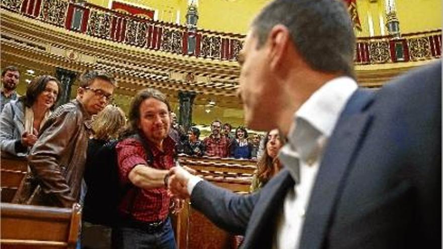 Pedro Sánchez i Pablo Iglesias se saluden al final de l&#039;últim ple de la legislatura al Congrés.