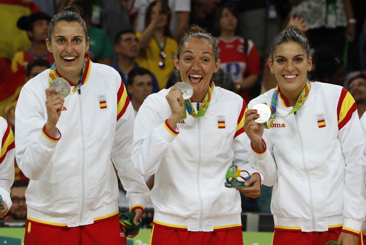 JJOO02. RÍO DE JANEIRO (BRASIL), 20/08/2016.. De izquierda a derecha, las jugadoras de baloncesto de España Alba Torrens, Laia Palau y Marta Xargay celebran la medalla de plata obtenida tras el partido por la final del torneo de baloncesto femenino de los Juegos Olímpicos Río 2016 que disputaron ante Estados Unidos hoy, sábado 20 de agosto de 2016, en el Arena Carioca 1 del Parque Olímpico de Río de Janeiro (Brasil). EFE / Elvira Urquijo A.. JJOO. Baloncesto femenino. Final. España-EEUU. Medallas. Medalla de plata