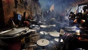 Un grupo de refugiados cocinando en un campamento de Bouca, en Republica Centroafricana.