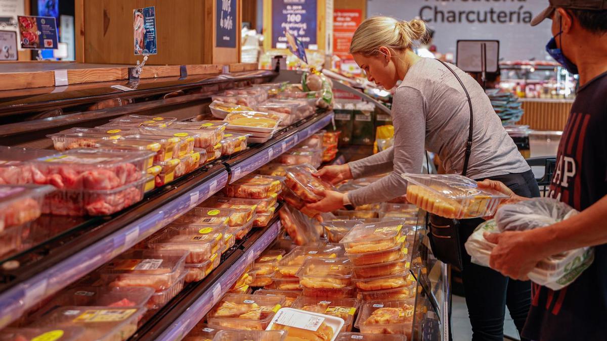 Un supermercado 
con productos de 
charcutería envasados
en plástico.  |  JORDI OTIX