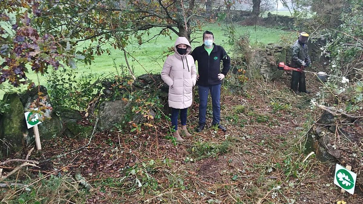 Blanco y Jácome supervisan los desbroces en Lubreiro. A la izquierda, detalle de uno de los caminos de la ruta.  