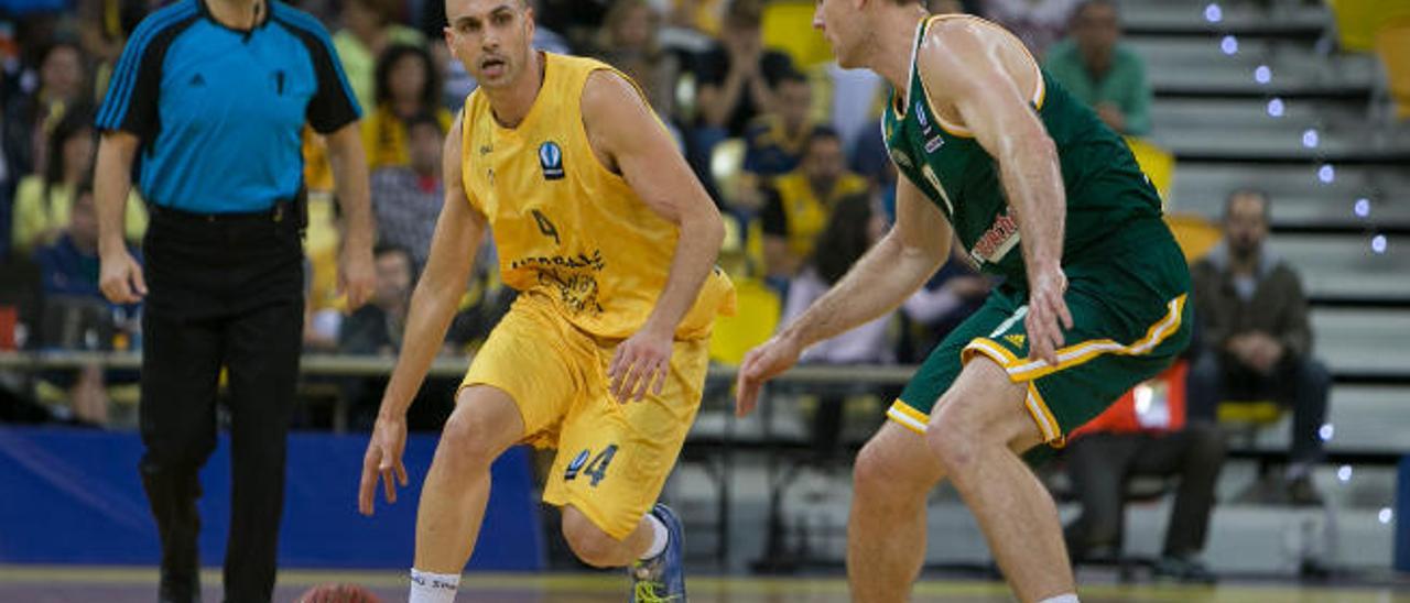 Albert Oliver bota el balón durante el partido de octavos de final de la pasada Eurocup ante el Limoges francés.