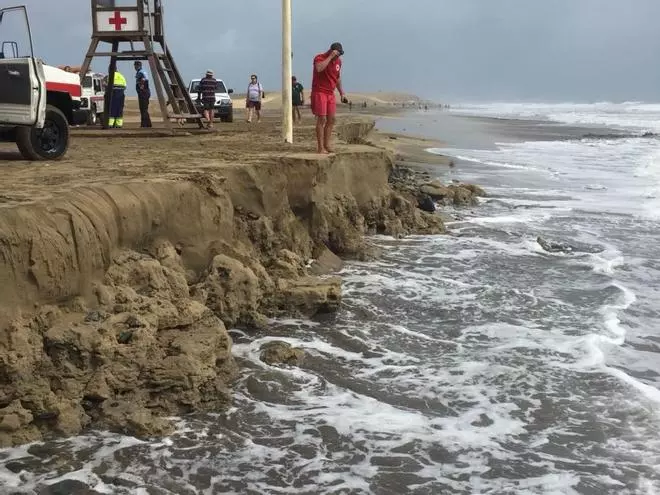 El temporal se lleva parte de la arena de la playa de Maspalomas