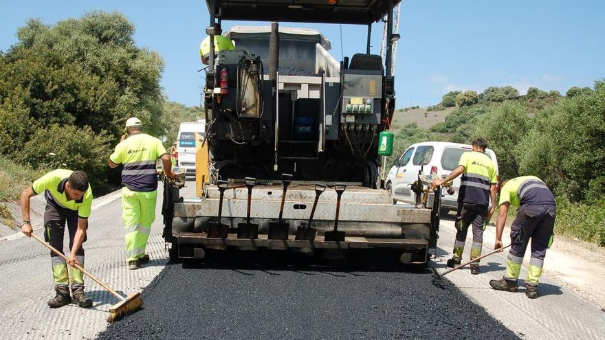 Urbaser inicia las obras de mejora del camino de Los Pedregales entre Casares y Estepona