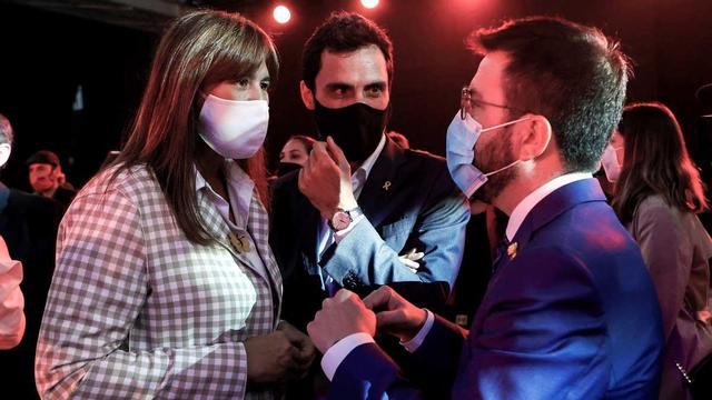 Laura Borràs conversa con Pere Aragonès en presencia de Roger Torrent
