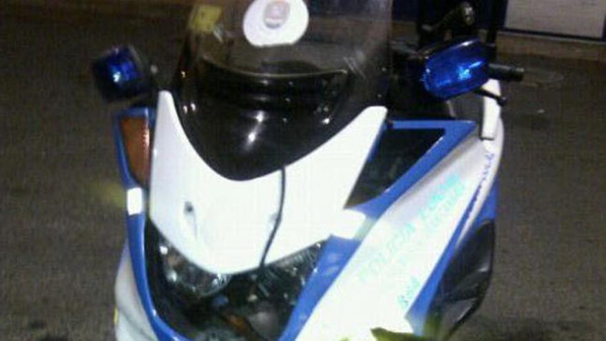 La moto de la policía que fue arrollada el miércoles en Schamann. | lp / dlp