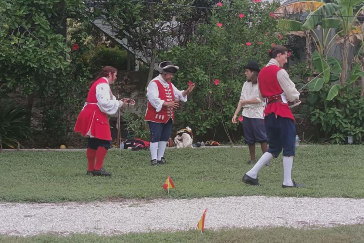 Una exhibición de espadachines en los jardines de la casa museo. | M.M.
