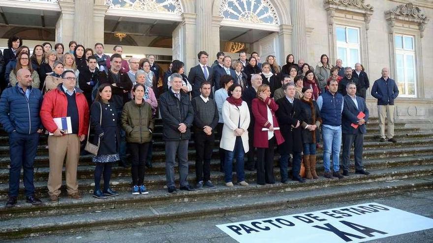 Concentración de la Diputación y el Concello con representantes de todos los partidos ayer. // R. Vázquez