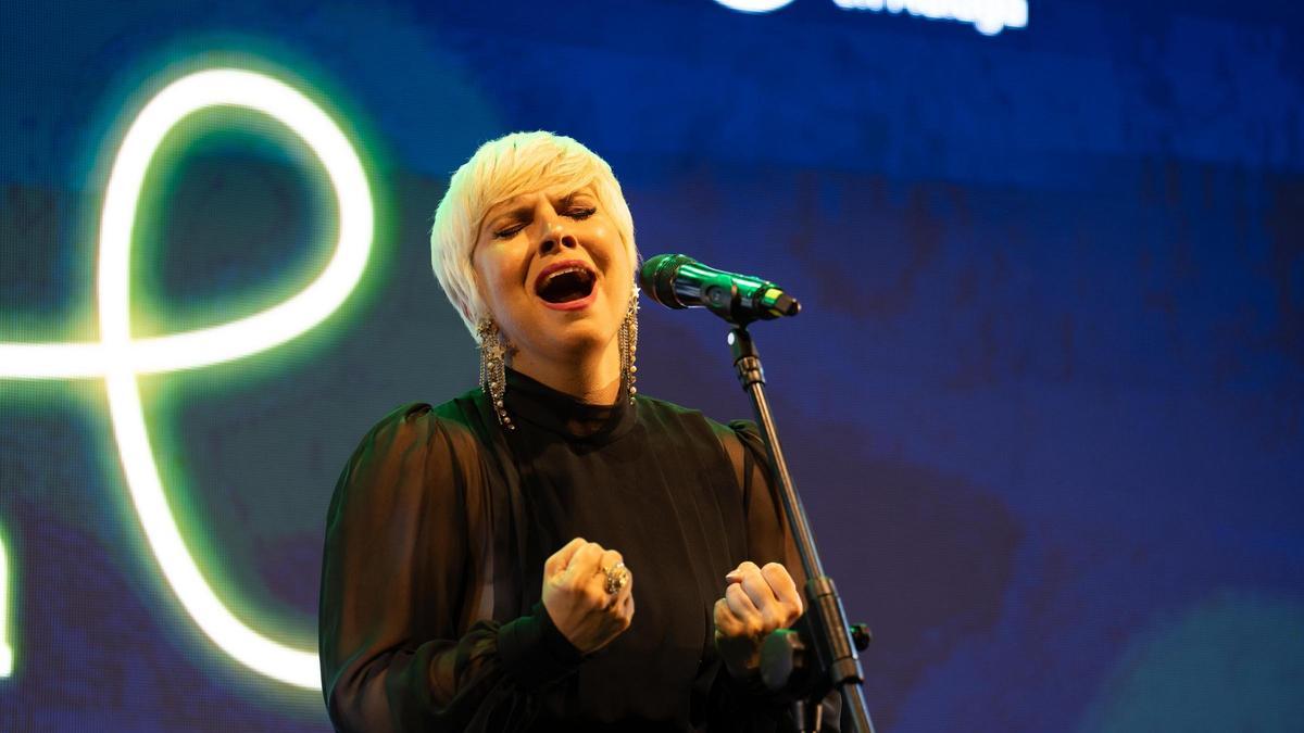 Pasión Vega, durante su actuación en el evento solidario