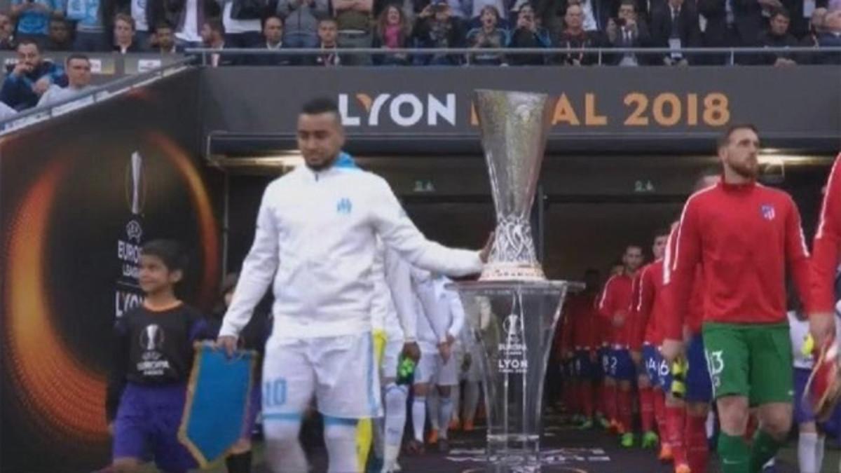 Payet tocó la copa al salir al campo