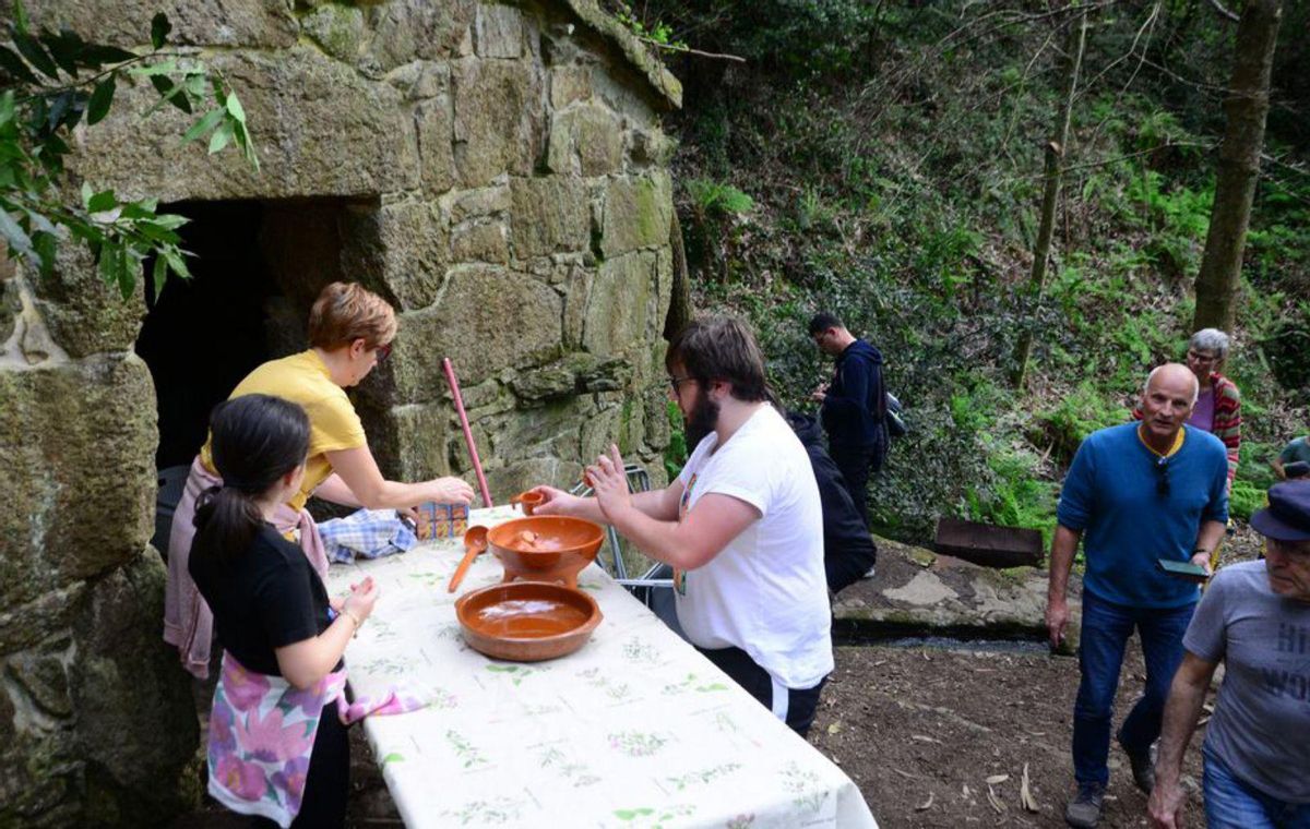 Los preparativos para la queimada, en la muíñada de ayer. | // G.NÚÑEZ
