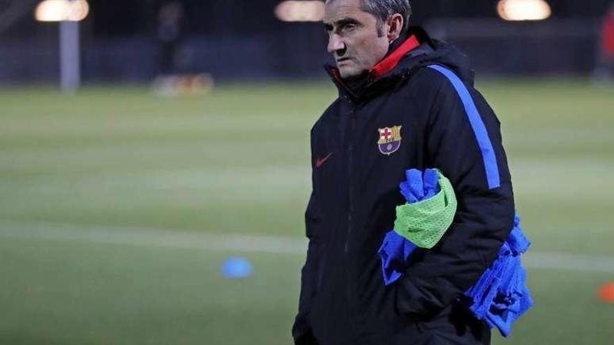 Ernesto Valverde, durante un reciente entrenamiento del Barça. // EP