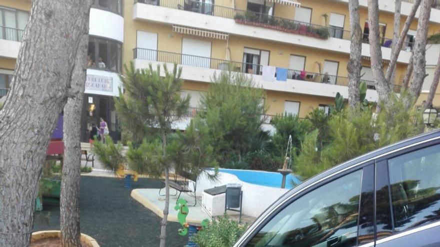 Un coche se estrella contra el muro de una finca de apartamentos de Moraira