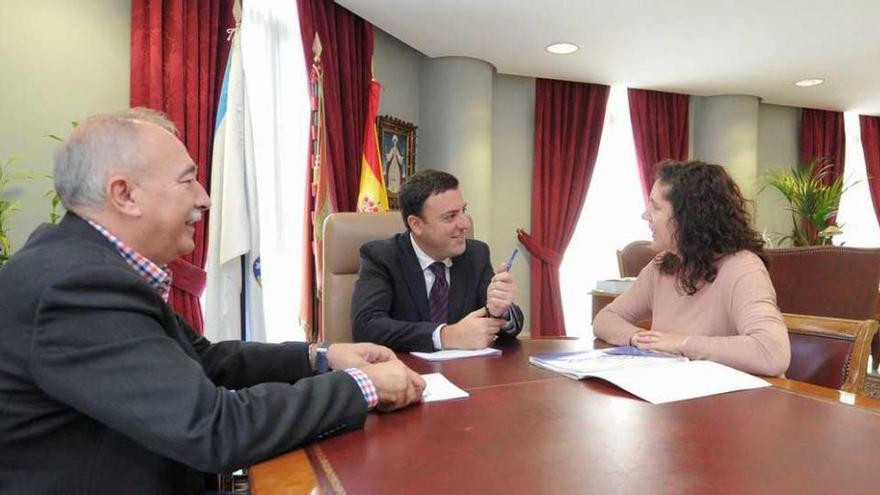 El diputado José Luis García y el presidente de la Diputación, González Formoso, con Rosa Arcos.